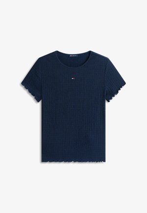 Top bleumarin cu mâneci scurte, tricotat texturat, cu margini ondulate și un mic logo roșu, alb și albastru pe piept și etichetă la guler.