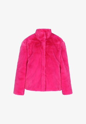 Jasnoróżowa kurtka z sztucznego futra z wysokim kołnierzem i długimi rękawami, z przodem zasłoniętym futrzanym wykończeniem, wyeksponowana płasko na białym tle.