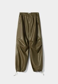 Gröna imitation läder joggerbyxor med elastisk midja, sidofickor och justerbara benslut, med lös passform och slät textur.