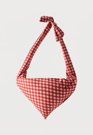 Bolso de tela suave para el hombro con patrón de cuadros rojos y blancos, asa con nudo y forma triangular sobre un fondo liso.