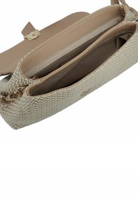 Bolso de mano beige con patrón que presenta una textura tejida, detalles de cuero suave, cierre superior y múltiples compartimentos interiores.