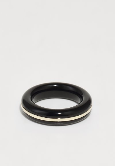 Črna sijoča zapestnica s gladko okroglo obliko, ki ima ozko zlato kovinsko črto okoli periferije.
