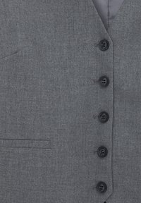 Gilet gris avec un tissu texturé, présentant un col en V, six boutons noirs sur le devant et une poche latérale sur la gauche.