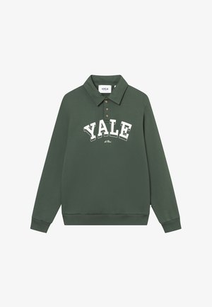 Fato de treino verde com colarinho, apresentando um gráfico "YALE" em letras brancas e três botões castanhos na pala. Textura lisa.