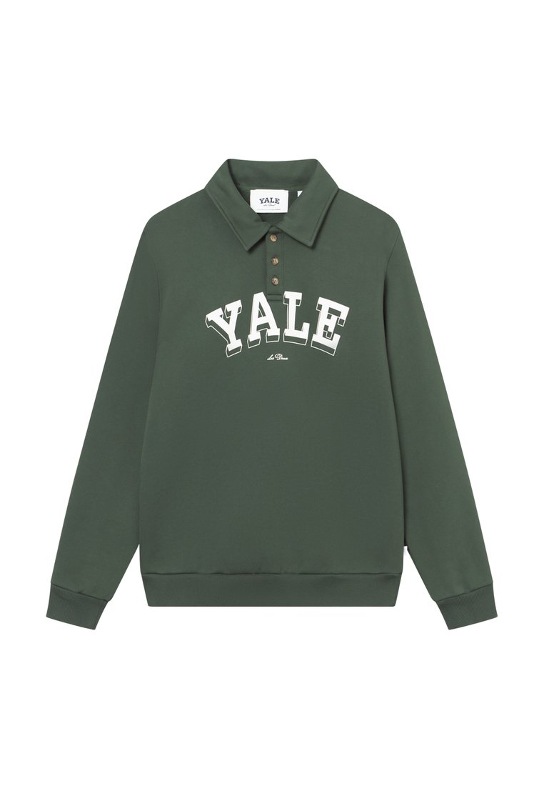 Sweatshirt vert avec col, arborant un graphisme "YALE" en lettres blanches et trois boutons marron sur la patte de boutonnage. Texture unie.