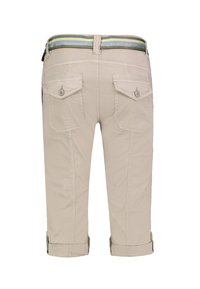 Beige cropped broek met een gestreepte tailleband, twee achterzakken en opgerolde manchetten. Gemaakt van zachte stof met zichtbare stikdetails.