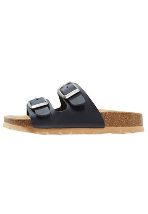 Marineblauwe sandalen met twee verstelbare banden en zilveren gespen. Kurken voetbed en beige rubberen zool met gestructureerde grip.