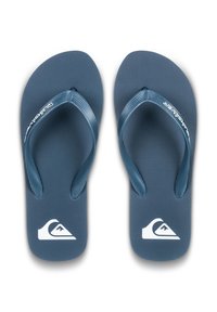 Mørkeblå flip-flops med teksturerte gummisåler og matchende stropper. Har en hvit logo på siden. Lett design for uformell bruk.