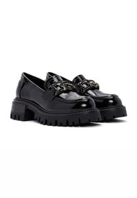 Zwarte patenten leren loafers met een stevige rubberen zool, voorzien van een decoratieve kettingaccent. Rondneus en een gladde afwerking.