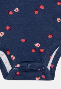 Námorníckomodrá bavlnená body s malými vzormi jahôd v červenej a ružovej farbe, s patentkami na spodnej časti a jemnou textúrou.