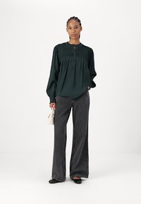 Copenhagen Muse CHARLEE - Platėjantys džinsai - black denim washed blue