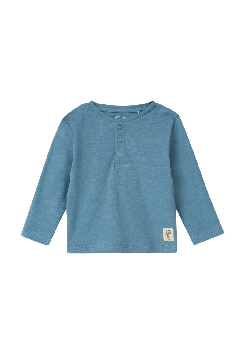 Lange mouwen lichtblauw shirt van een zachte stof met een henley halslijn, met drie knopen en een klein logo patch aan de zoom.