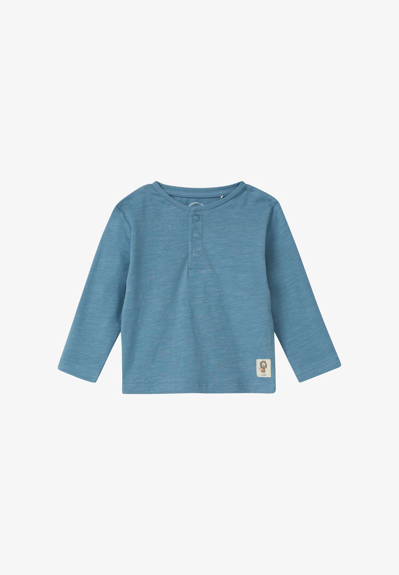 Lange mouwen lichtblauw shirt van een zachte stof met een henley halslijn, met drie knopen en een klein logo patch aan de zoom.