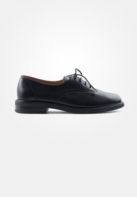 Scarpa oxford in pelle nera con punta rotonda, tacco basso, chiusura con lacci e una texture liscia. Progettata per un uso formale o casual.