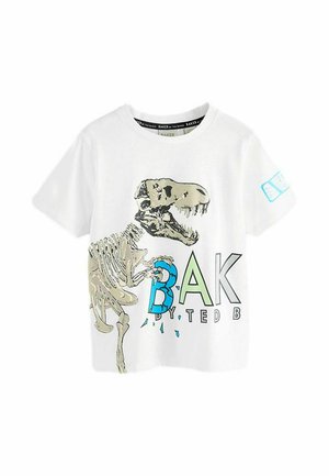 Weißes T-Shirt mit Grafik eines Dinosaurierskeletts, kräftigem Text ‚BAK‘ in Blau und Grün und einem Seitenschild mit blauen und weißen Akzenten.