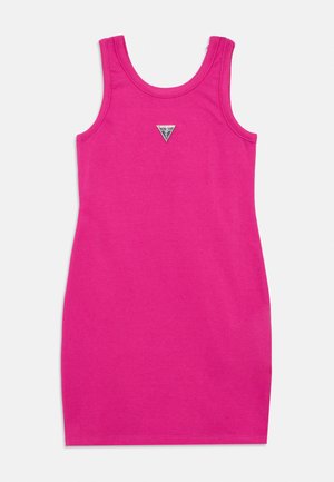 Rankovių ryškiai rožinė nuo kelių ilgio suapvalinta suknelė su apvaliu iškirptu kaklu ir maža sidabrine trikampe logotipu krūtinės viduryje.