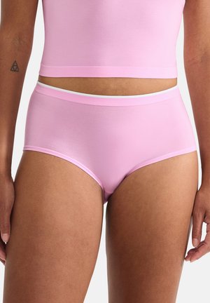 Culotte taille haute rose en tissu lisse et extensible avec une ceinture élastique blanche contrastante. Coupe ajustée, style minimaliste.