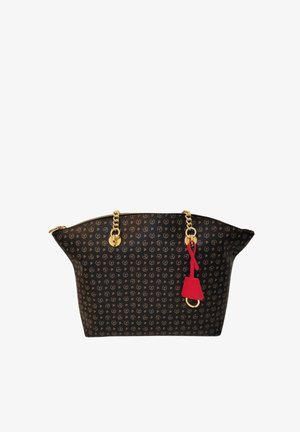 Borsa a mano marrone scuro con manici a catena dorata, motivo logo circolare su tutta la superficie e un piccolo ciondolo in pelle rossa appeso a un manico.