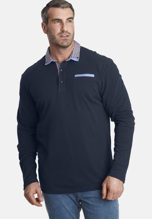 Marineblaues Langarm-Polohemd mit einem gemusterten hellblauen Kragen, dreiknöpfigem Verschluss und einer dekorativen Tasche. Glatte Textur, lässige Passform.