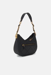 Czarna pikowana torebka w kształcie zakrzywionym, z złotą łańcuszkową rączką i przednią kieszenią na zamek dla dodatkowego wykończenia.