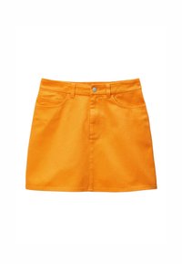 Jupe en denim orange avec une coupe ajustée, un design à cinq poches et une fermeture à boutons à l'avant. Texture lisse et ourlet net.