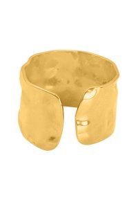 Bracciale a manica in oro con texture martellata, design aperto e bordi lisci. Superficie riflettente senza elementi di fissaggio o accenti visibili.