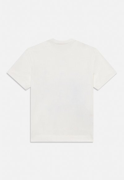 Maglietta bianca semplice a maniche corte, vista da dietro con scollo rotondo su sfondo chiaro.