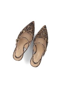 Puntige schoenen met een luipaardprintpatroon. Gemaakt van textuurmateriaal, met verstelbare banden en gouden hardware accenten.