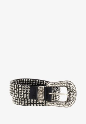 Belt noir avec des détails cloutés en argent, arborant une boucle découronnée et une texture similaire au cuir. Logo de la marque visible sur la sangle.