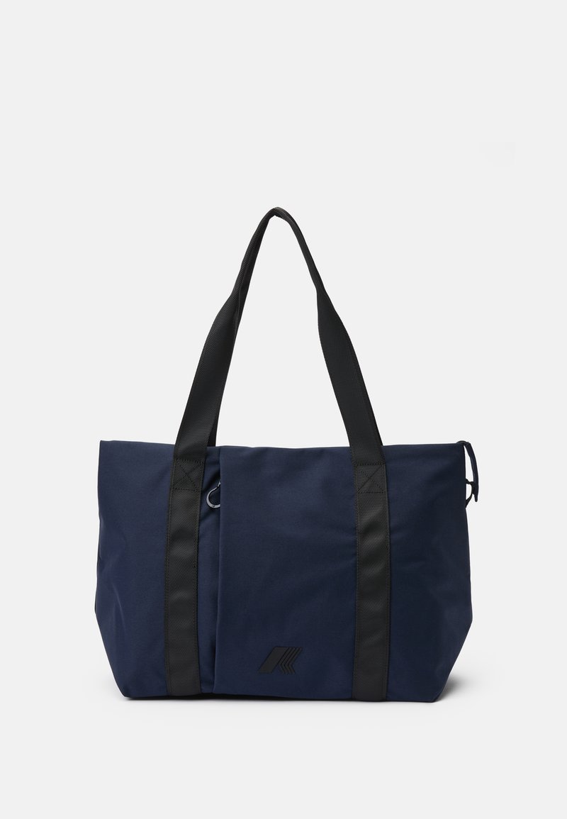 Navyblaues Einkaufstasche aus strapazierfähigem Gewebe, mit schwarzen Trägern, strukturierter Oberfläche und einem Logo auf der Vorderseite. Rechteckige Form.