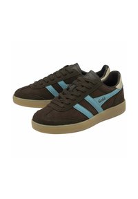 Ein Paar dunkelbraune Wildledersneaker mit hellblauen Streifen, beigem Sohlenstück und gepolstertem Fersenbereich, nebeneinander auf weißem Hintergrund gezeigt.