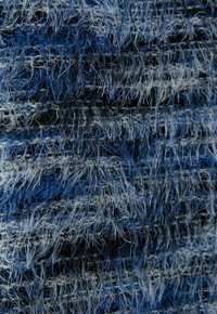 Blaues und schwarzes Textil mit langen, fransigen Fasern. Das Material weist ein mehrschichtiges Design mit unterschiedlichen Farbtönen und einem weichen, flauschigen Aussehen auf.