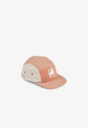 Eine Kappe mit einem zweifarbigen Design in Pfirsich und Creme, aus Stoff gefertigt, mit einem Frontlogo eines weißen Pudels. Weiche Textur mit einem gebogenen Schirm.