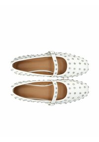 Scarpe Mary Jane bianche con punta rotonda, decorate con dettagli in argento, in materiale di cuoio, tacco piatto e cinturino regolabile sulla parte superiore del piede.