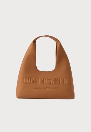 Sac à main triangulaire marron avec poignée arrondie et texte embossé "LOVE MOSCHINO Made with love" sur le devant.