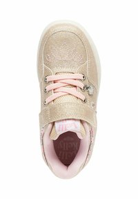 Sneaker dorato glitterato con chiusura e cinturino in pizzo rosa, arricchito da ricami floreali e colletto imbottito per il massimo comfort.