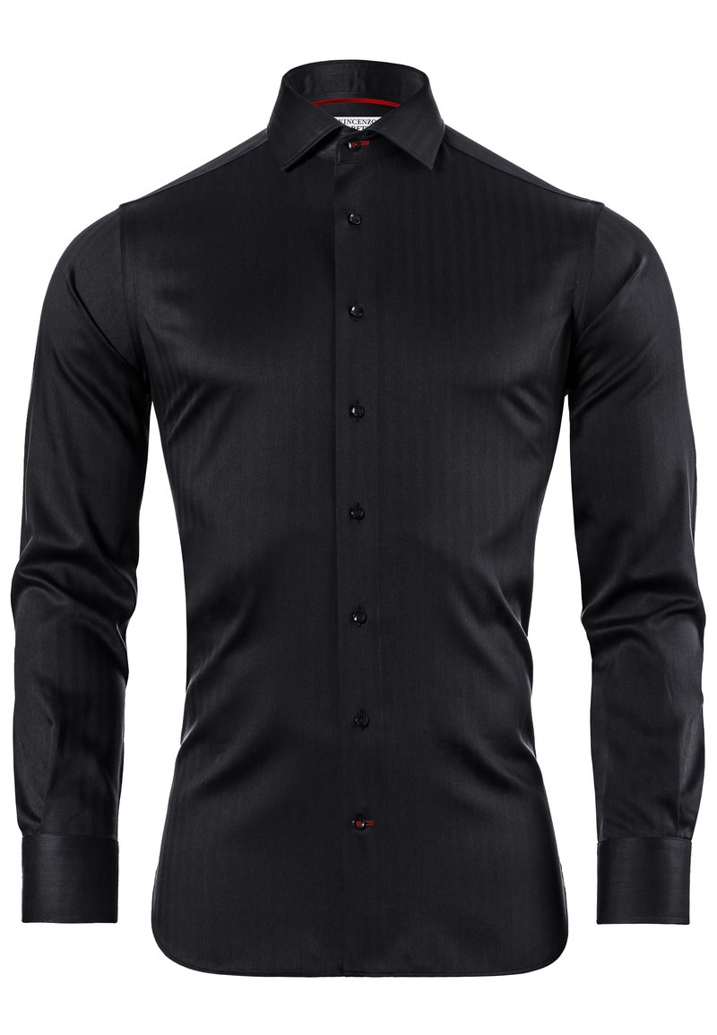 Camicia nera, maniche lunghe, con chiusura a bottoni davanti, realizzata in un tessuto elegante con un sottile motivo a righe verticali. Presenta bottoni neri e un accento rosso.