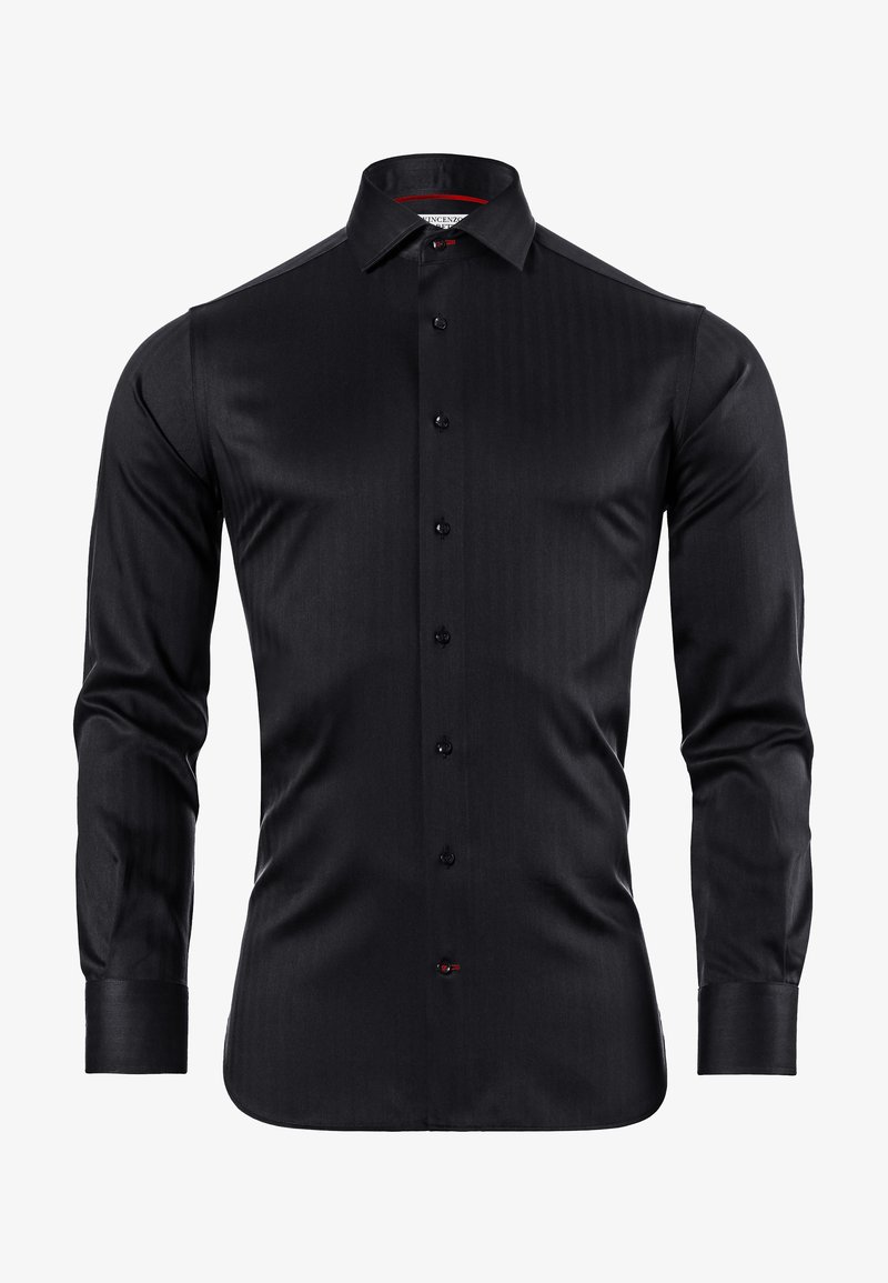 Chemise noire à manches longues, fermeture à boutons sur le devant, fabriquée en tissu lisse avec un subtil motif à rayures verticales. Présente des boutons noirs et un accent rouge.