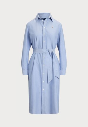 Hellblaues Hemdkleid mit langen Ärmeln, Knopfleiste, Kragen, Taillengurt und Vordertaschen. Hergestellt aus weichem, glattem Stoff.