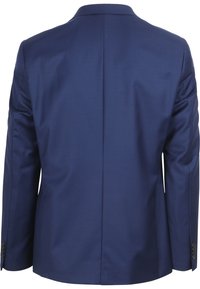 Navyblauwe op maat gemaakte blazer met een gladde textuur, een enkele split aan de achterkant en knoopaccenten op de mouwen.