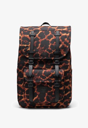 Schwarz-orange Leopardmuster Rucksack mit Klappe, Lederakzenten, verstellbaren Trägern und einer Fronttasche. Texturiertes Material.