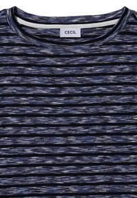 Marineblau gestreiftes T-Shirt mit strukturiertem Rippdesign, das schmale horizontale Linien in verschiedenen Blau- und Weißtönen zeigt.