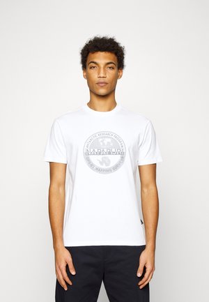 T-shirt bianca in cotone con una grafica circolare grigia con "Napapijri" e testo, collo a giro e maniche corte.