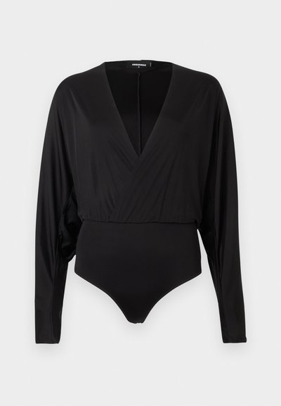 Melns bodijs ar garām piedurknēm, dziļu V-veida izgriezumu un ietīšanas dizainu. Gluda auduma tekstūra, cieši pieguļošs, ar sprādzīti apakšā.