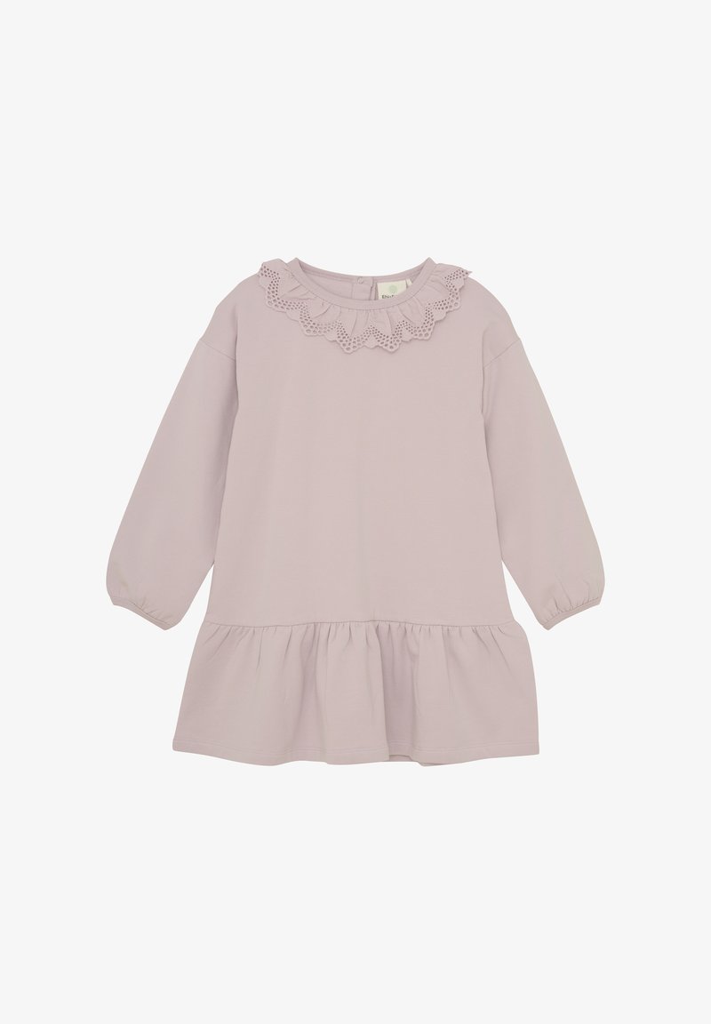 Jasnofioletowa sukienka z długim rękawem, ozdobiona koronkowym kołnierzykiem w kształcie falbany, z marszczoną talią i rozszerzanym dołem, wykonana z miękkiego materiału o gładkiej teksturze.