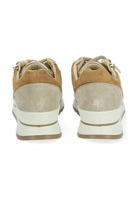 Zapatillas de ante beige y marrón con un diseño texturizado, suelas acolchadas y un acento en crema. Presentan un cierre con cremallera y forro de malla.