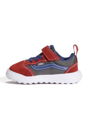 Kindersneaker van Vans in rood suède en grijze mesh met blauwe accenten, witte zool, klittenbandsluiting en aantreklus bij de hiel.