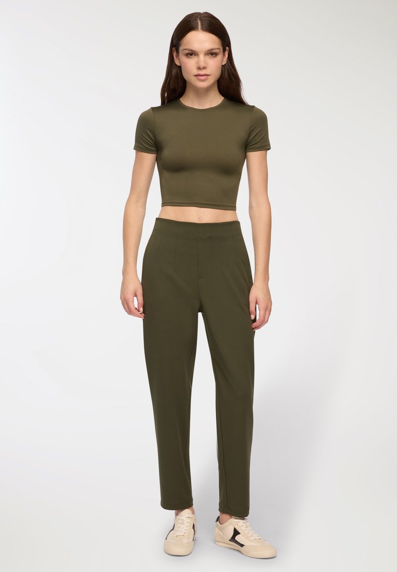 Maglietta Donna Crop Top Slim Fit Y2K - Manica Corta, Girocollo, Morbida, Colore Verde Militare, Taglia XL - 2