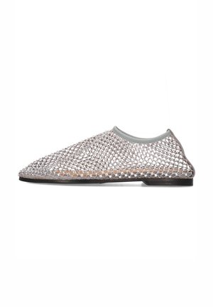 Chaussure slip-on en maille avec un dessus gris courbé, un corps transparent texturé et une semelle noire plate. Présente un motif de tissage ouvert unique.
