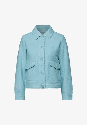 Lyseblå, tekstureret jakke med krave, frontknaplukning og to påsyede lommer. Har lange ærmer og en cropped design.